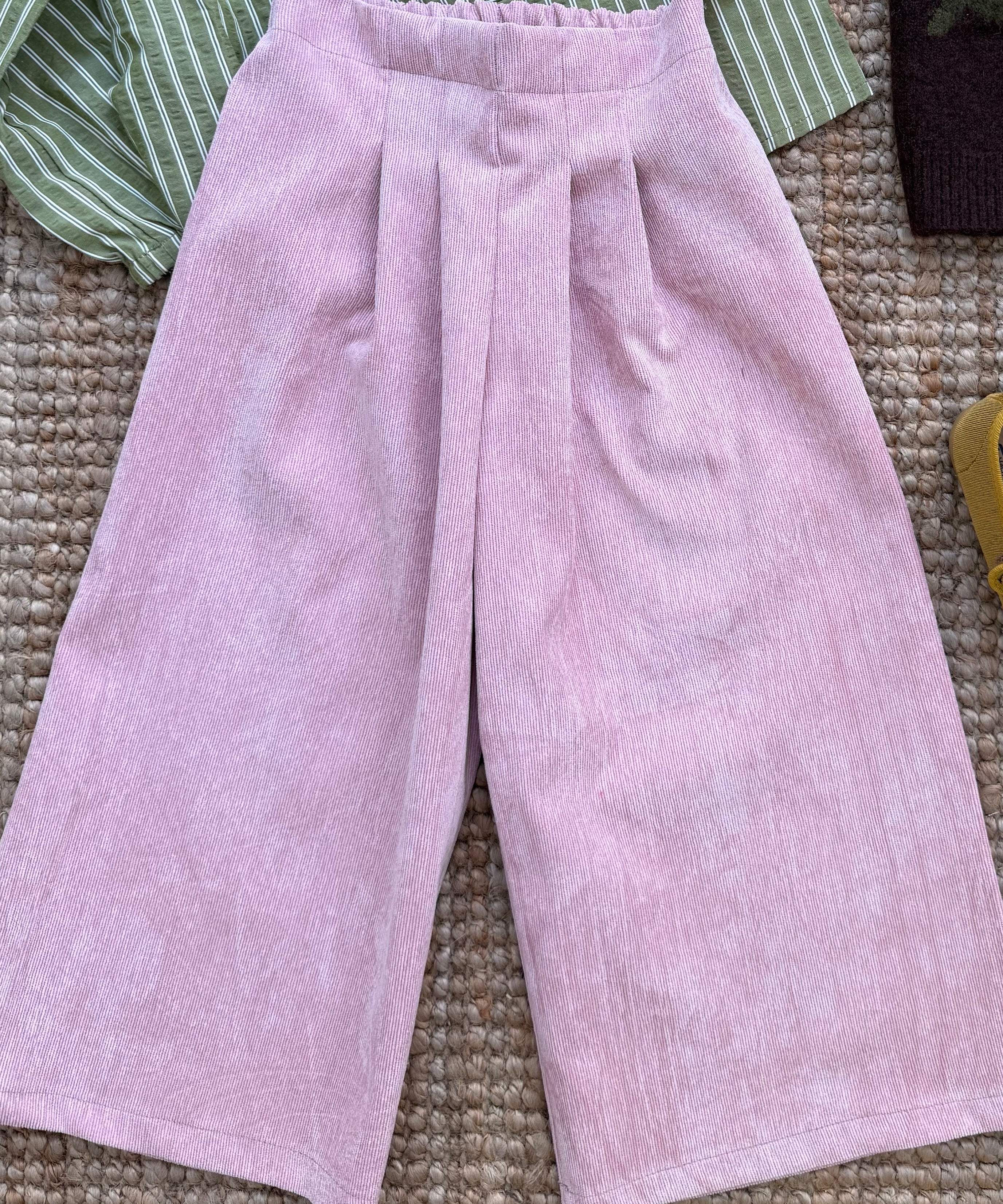 Pantalone palazzo LAB Ginny in velluto a microcostine rosa con pences
