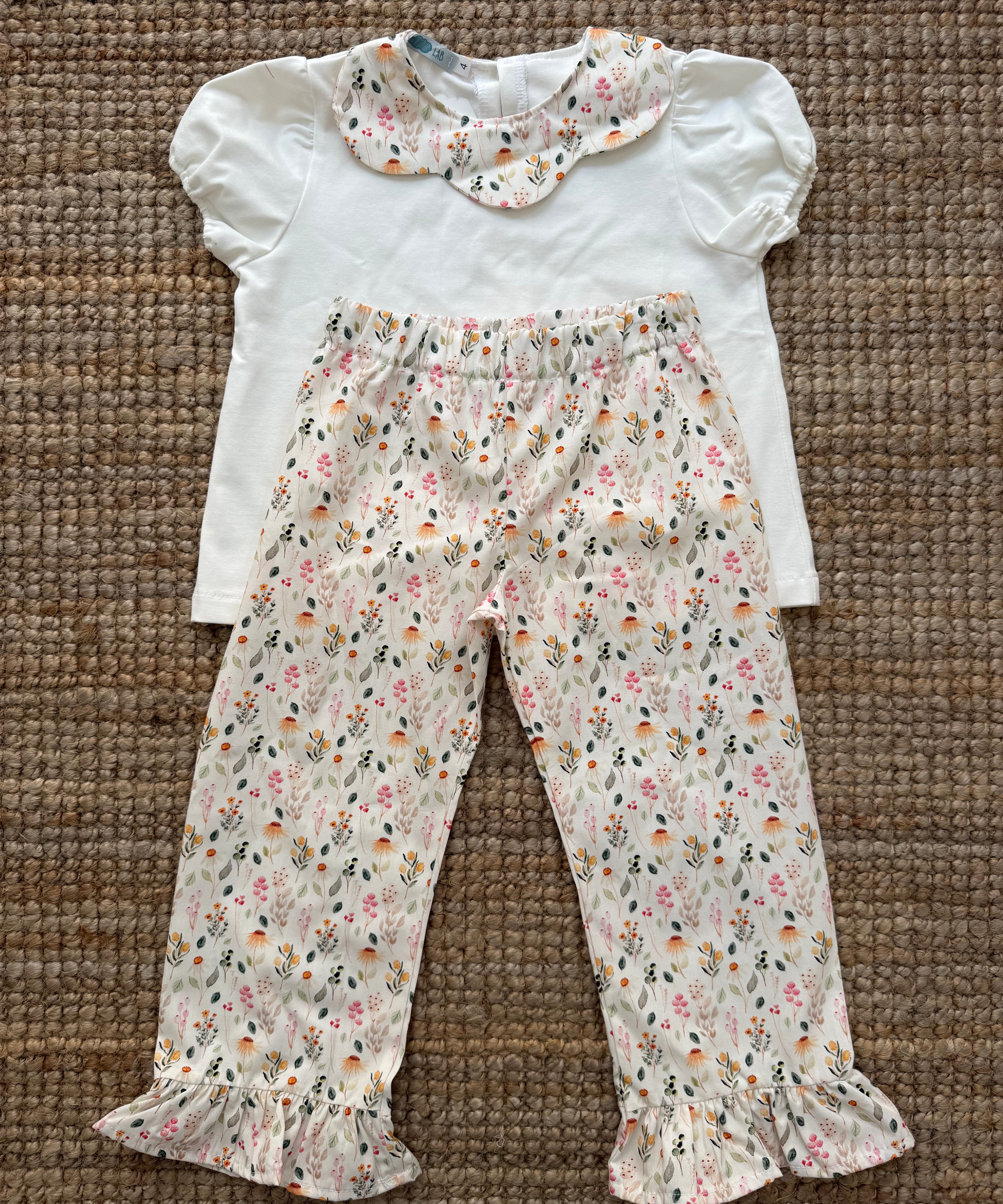 Completo LAB polo colletto petalo fiorellini e pantalone con frill