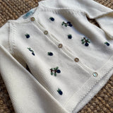 Cardigan latte con ricamo a mano bacche Mi Lucero x LA NUVOLA LAB