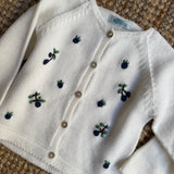 Cardigan latte con ricamo a mano bacche Mi Lucero x LA NUVOLA LAB