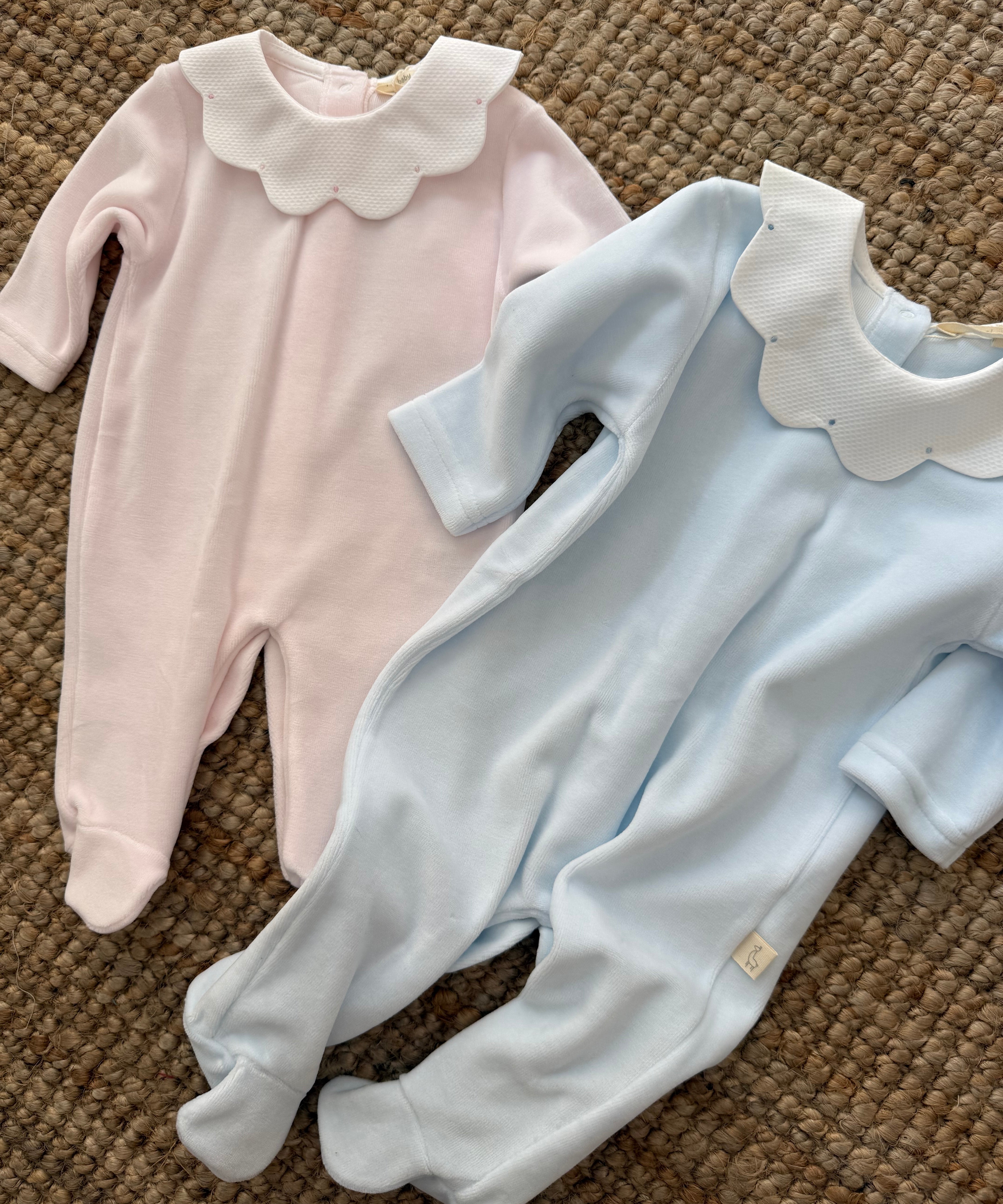 Tutina in ciniglia azzurro collo petalo in piquet con ricamo pois DY50 BabyGi