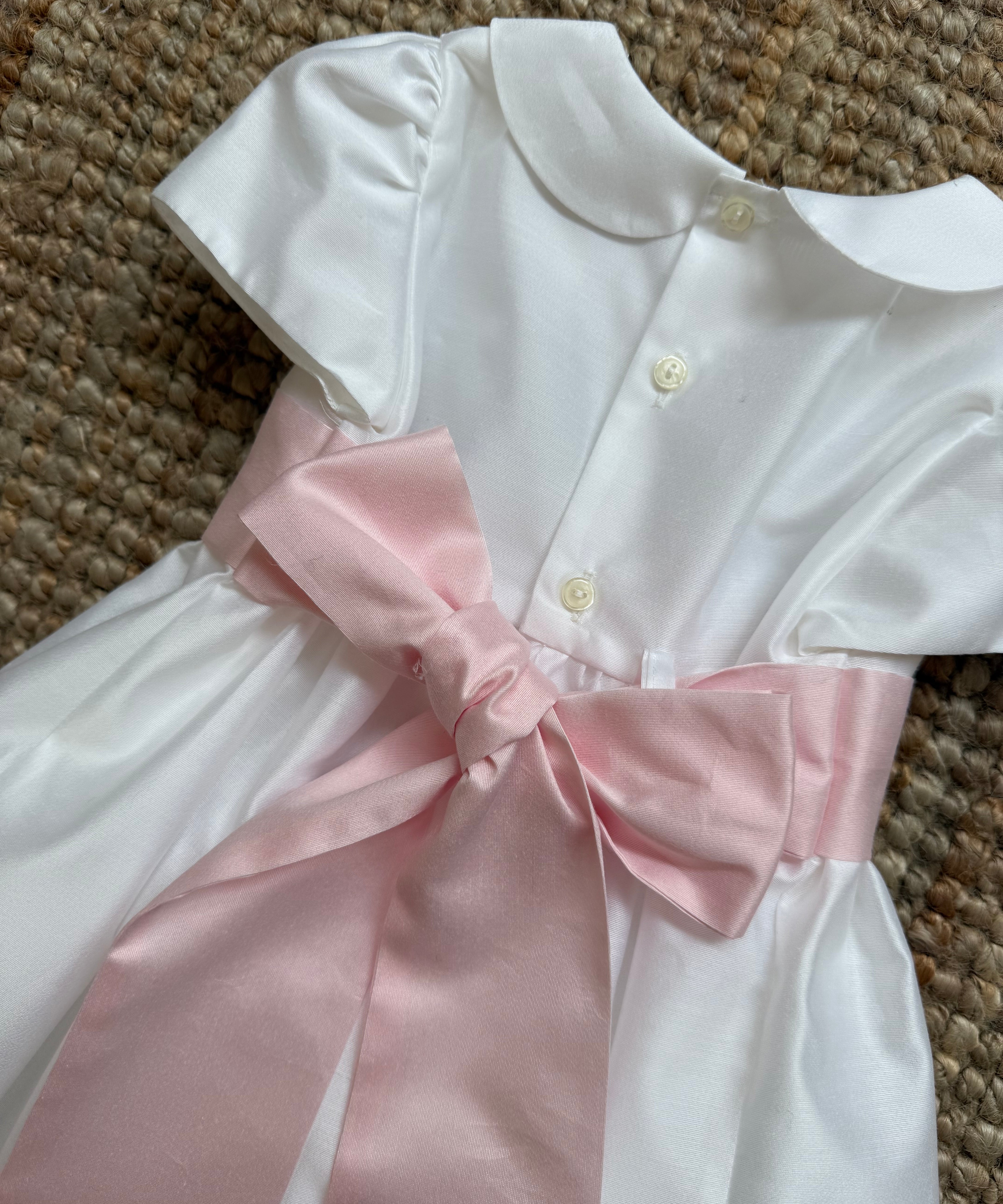 Abito da cerimonia bianco con fiocco rosa Mariella Ferrari AT934