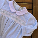 Tutina in ciniglia grigio con ricamo smock e colletto rosa in piquet BG52