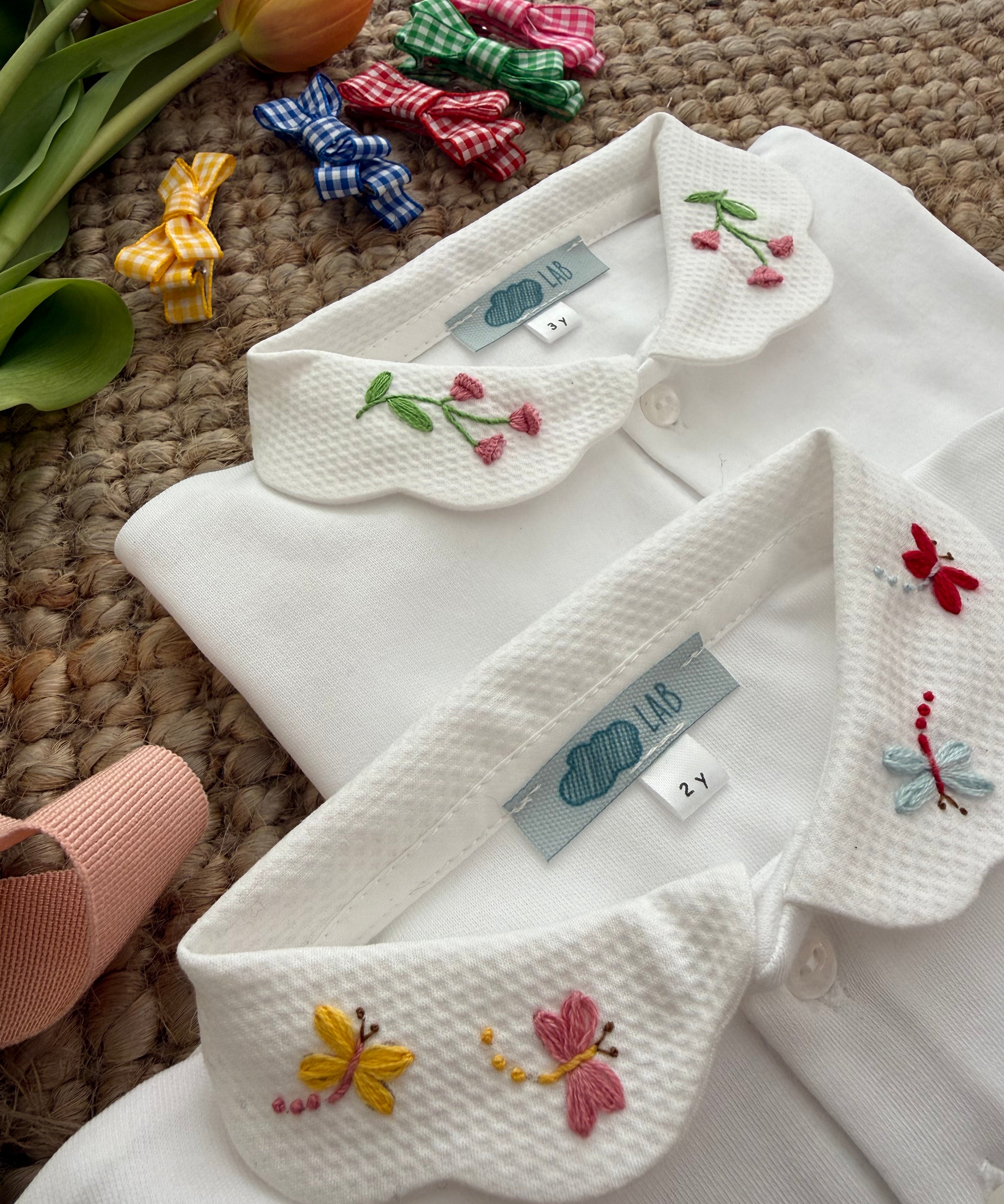 Polo LAB Claudia bianco con collo petalo piquet ricamato farfalle