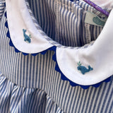 Pagliaccetto LAB righine blu e bianco con colletto rotondo con ricamo balene