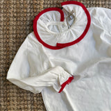 Polo latte con colletto Pierrot profilo rosso