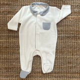 Tutina in ciniglia latte con dettaglio spigato polvere WY53B