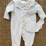Bavaglino con cappe in piquet bianco ricamato BabyGi