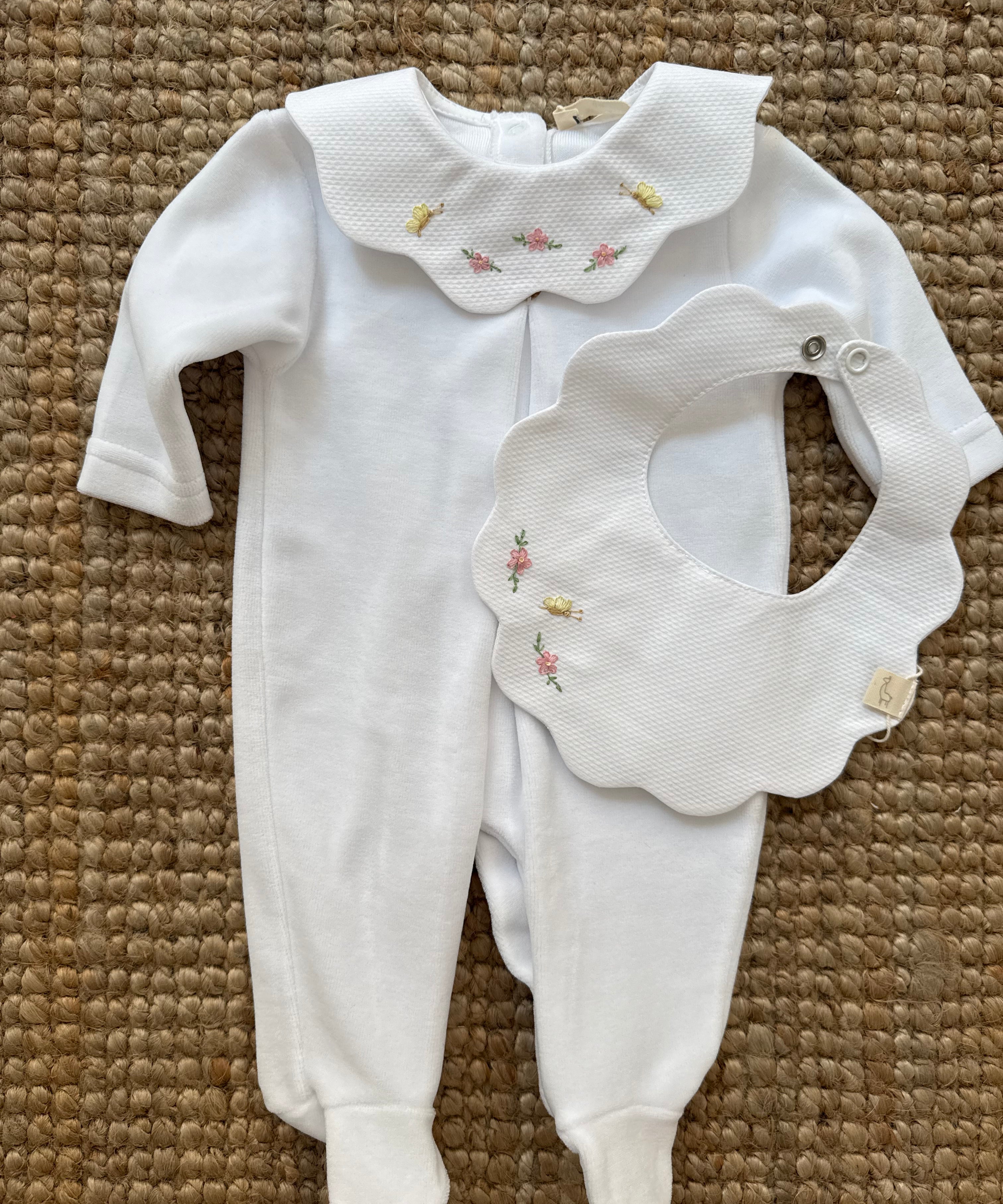 Bavaglino con cappe in piquet bianco ricamato BabyGi