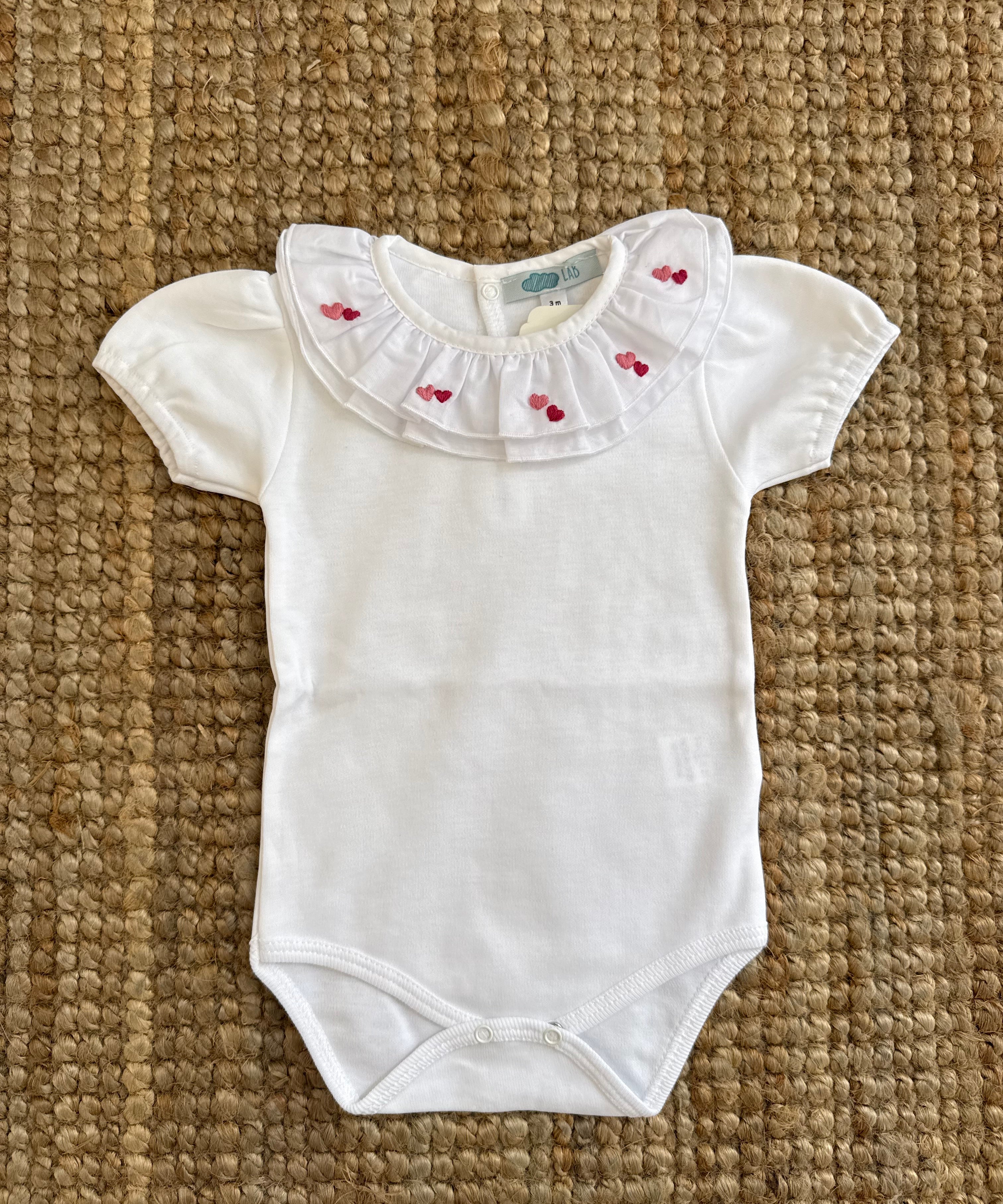 Body LAB newborn colletto frill ricamato cuoricini