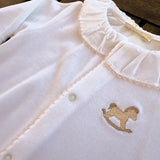 Tutina in ciniglia bianco con profilo e cavallino a dondolo ricamato rosa RH53G