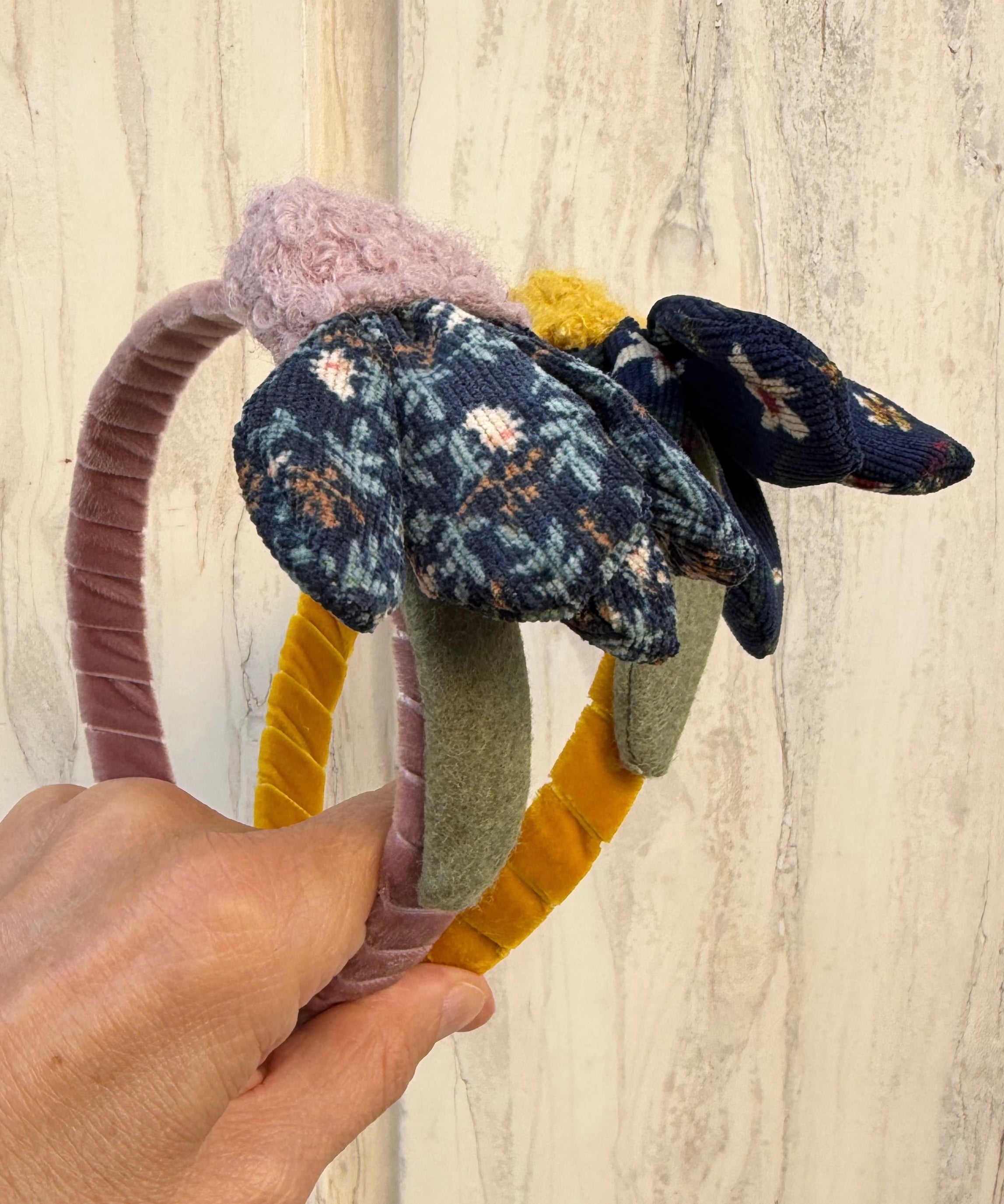 Cerchietto LAB Flower fantasia base velluto mostarda