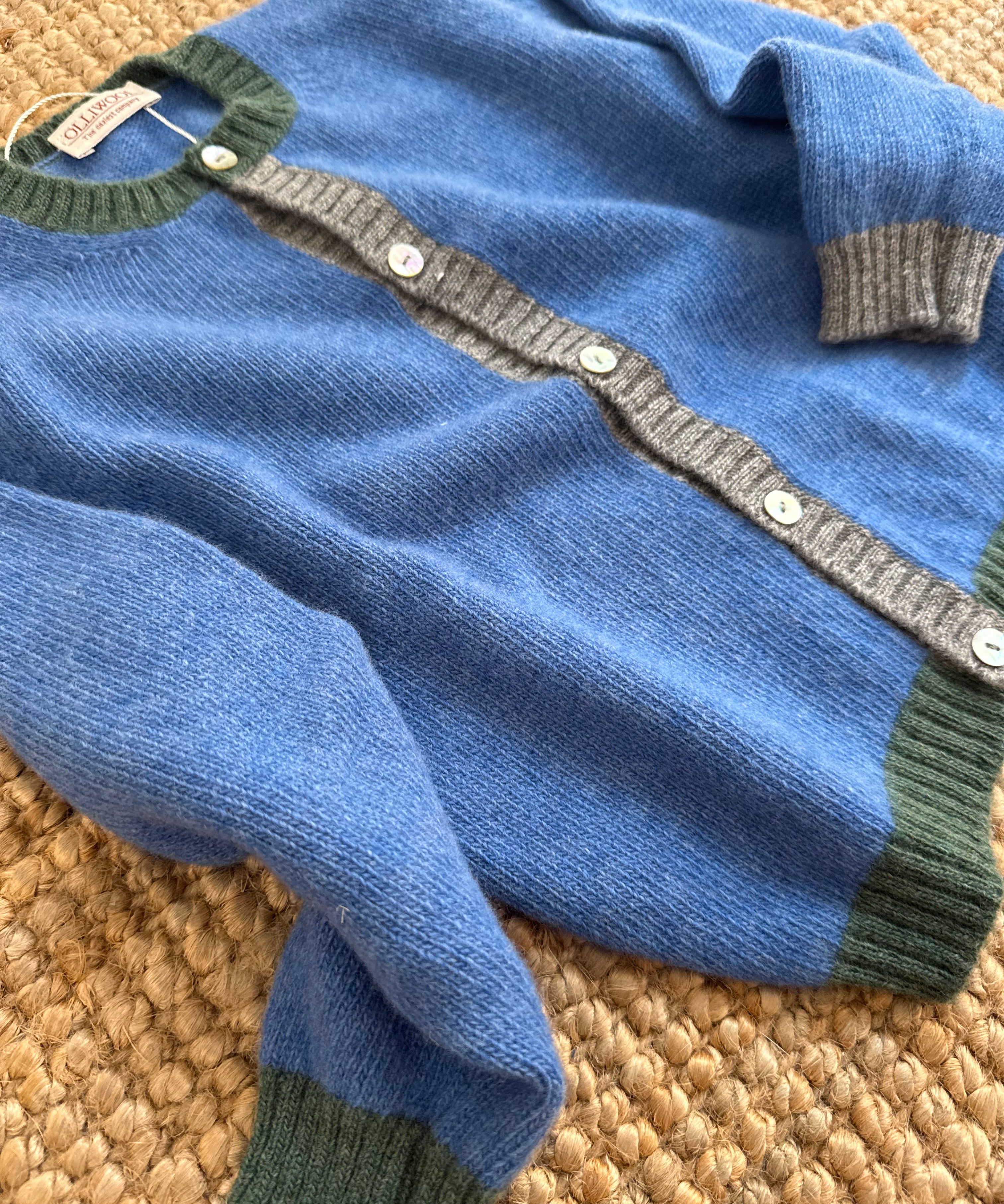 Cardigan in lana merinos blu con dettagli multicolor OLLIWOOL