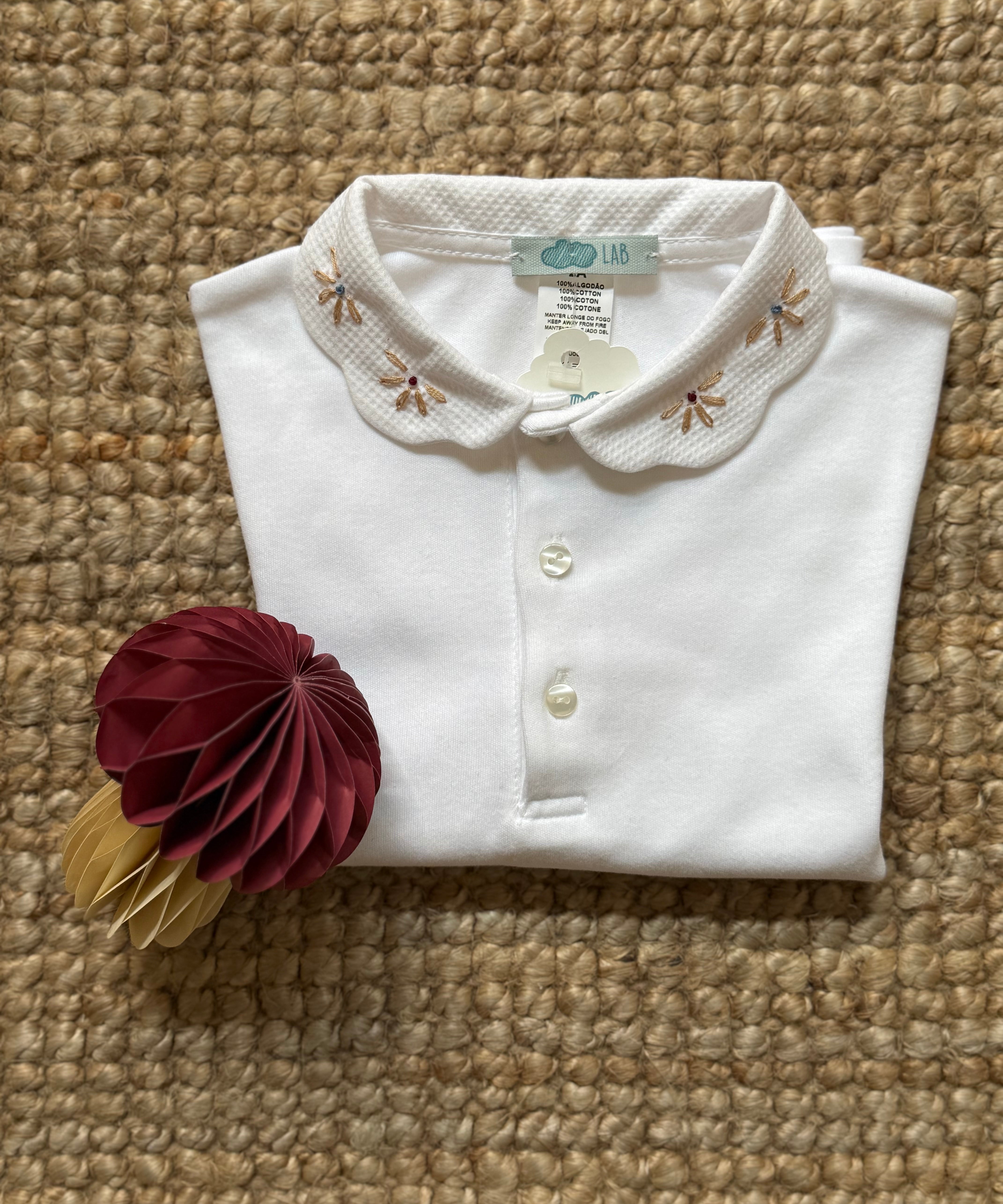 Polo LAB con colletto cappe piquet fiori toni neutri ricamati a mano