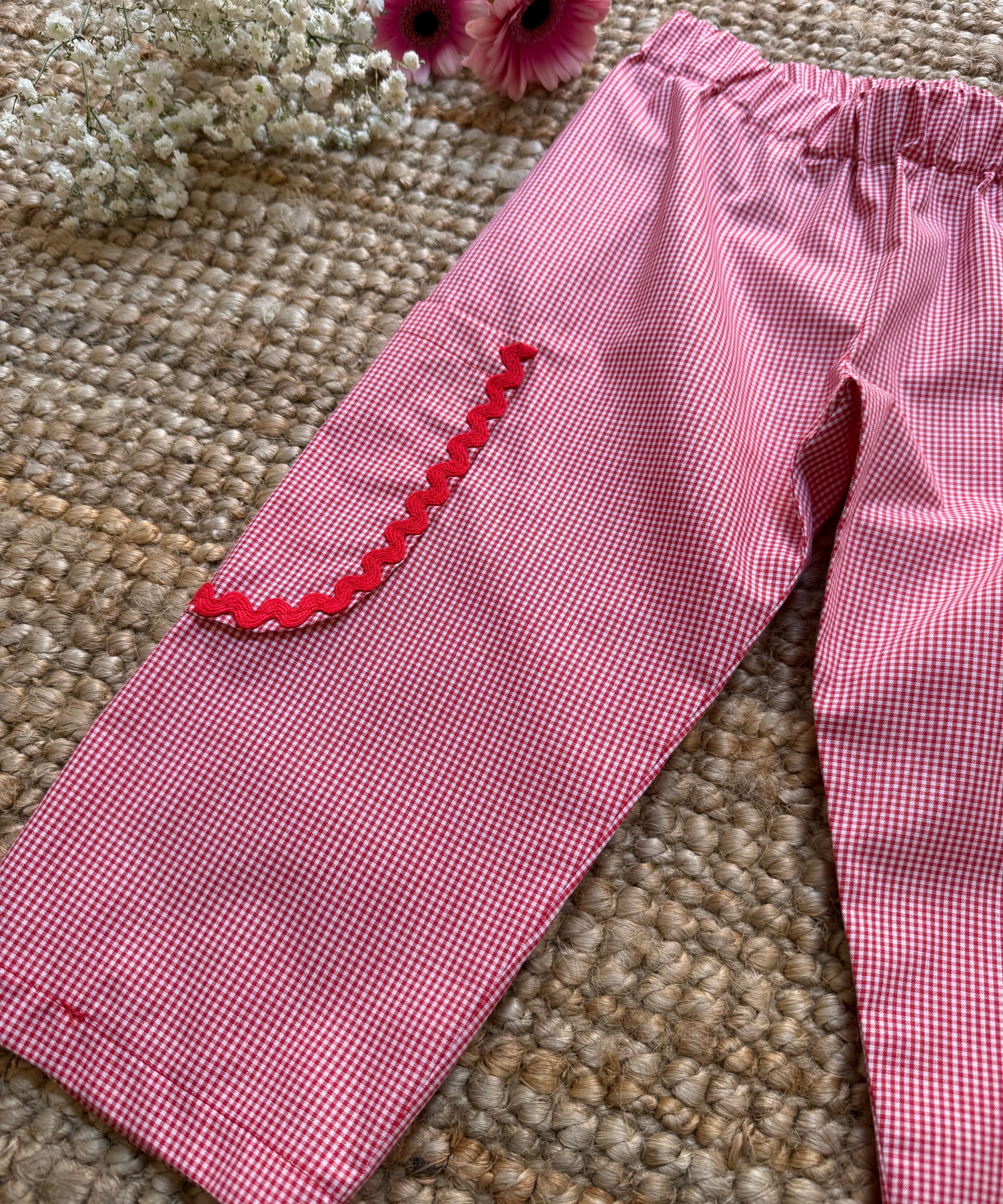 Pantalone Luisa LAB micro vichy rosso e bianco con tasca rifinita da serpentina