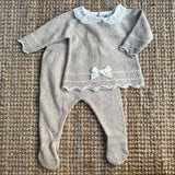 Completo spezzato moulinè beige e fiocco con colletto sangallo Dr Kid DK131