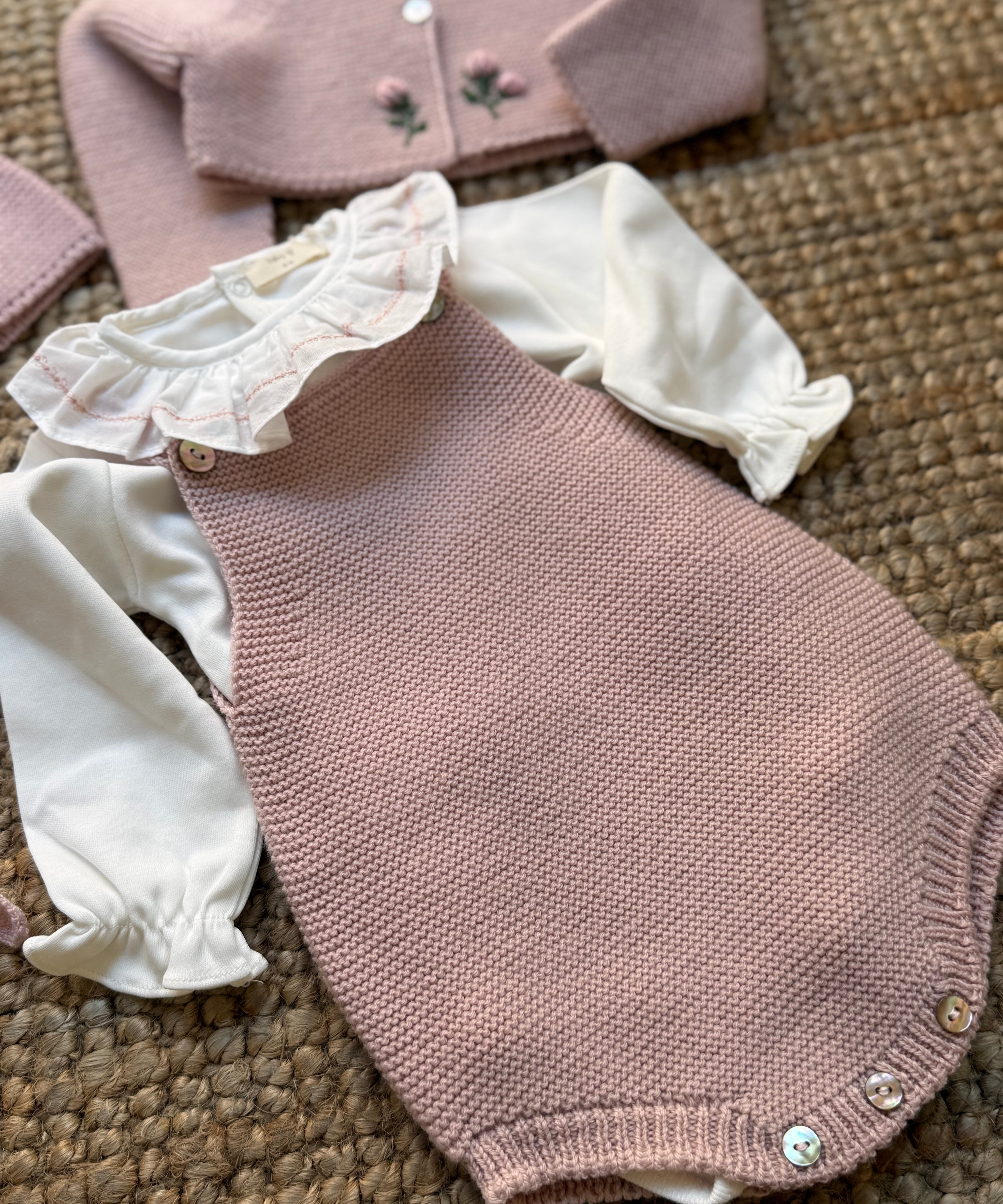 Completo spezzato newborn rosa salopette e scaldacuore ricamato a mano fiori Mi Lucero x LA NUVOLA LAB 26265 26262