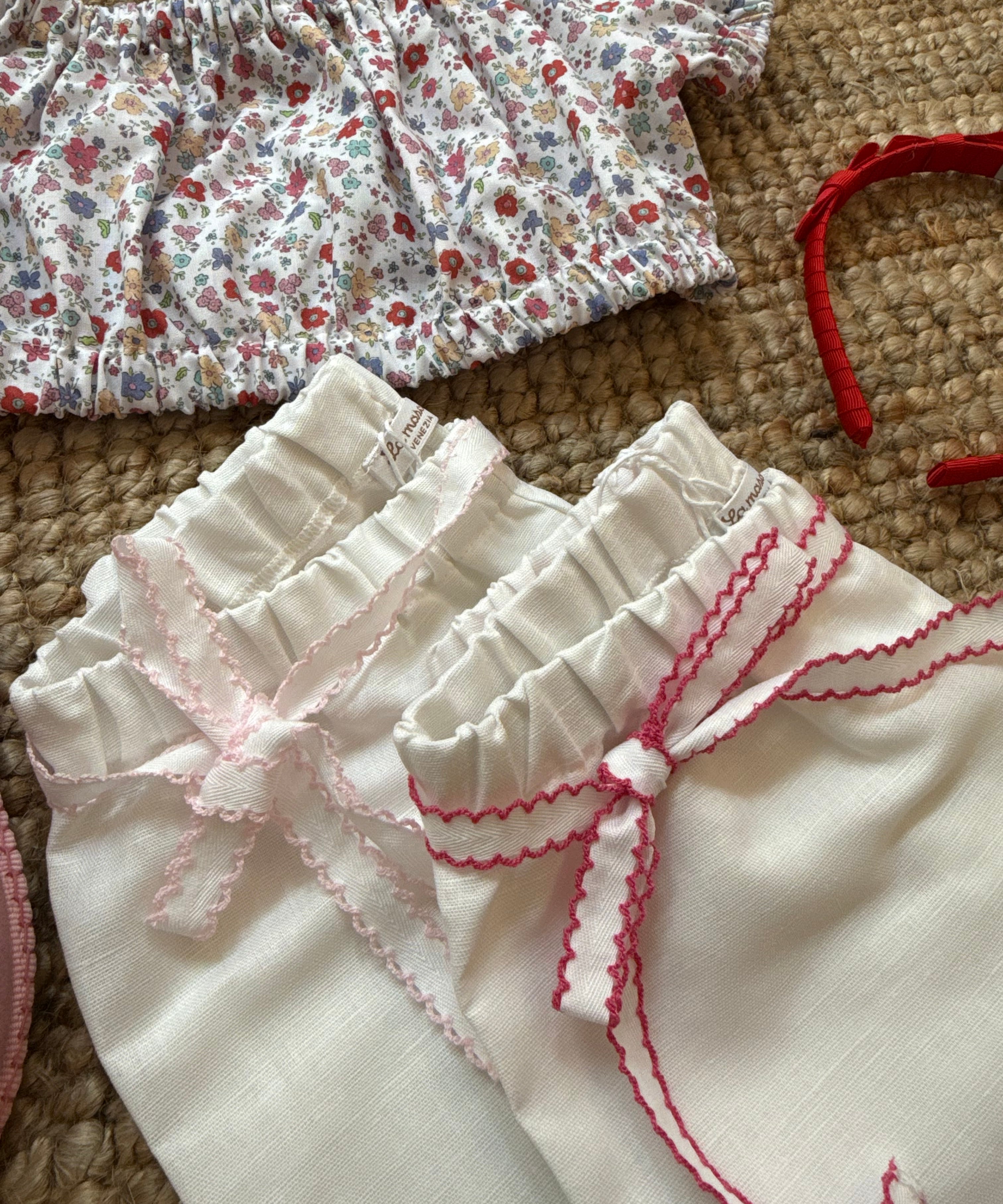 Shorts bianco con orlo profilo fucsia centinato e cinturino con fiocco La Mascot 55/2501377