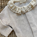 Tutina in ciniglia con colletto frill rifinito in pizzo RND532G