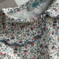 Camicetta LAB Clizia fiorellino azzurro con colletto petalo a manica lunga