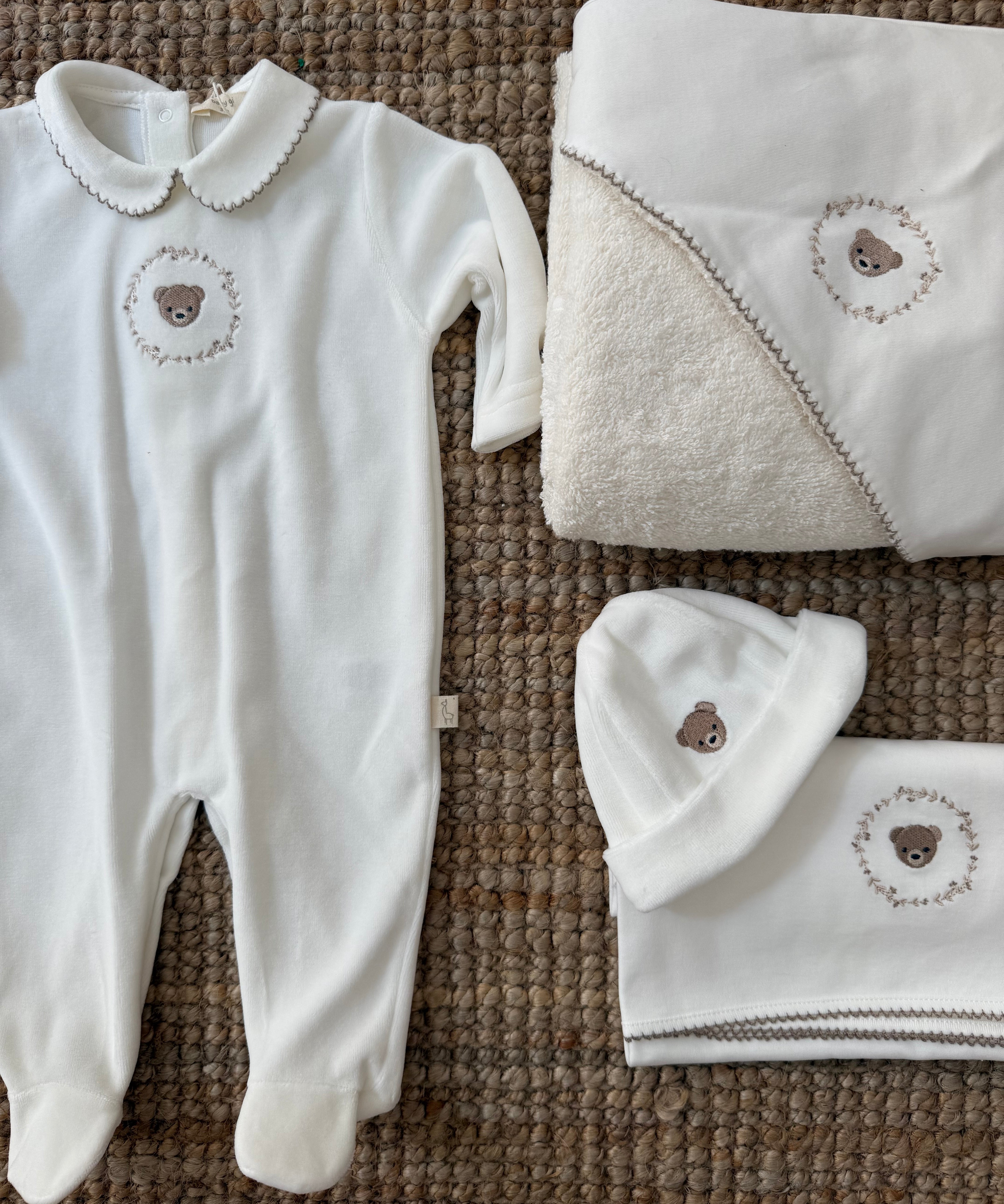 Tutina in ciniglia avorio con orsetto BEAR50 BabyGi