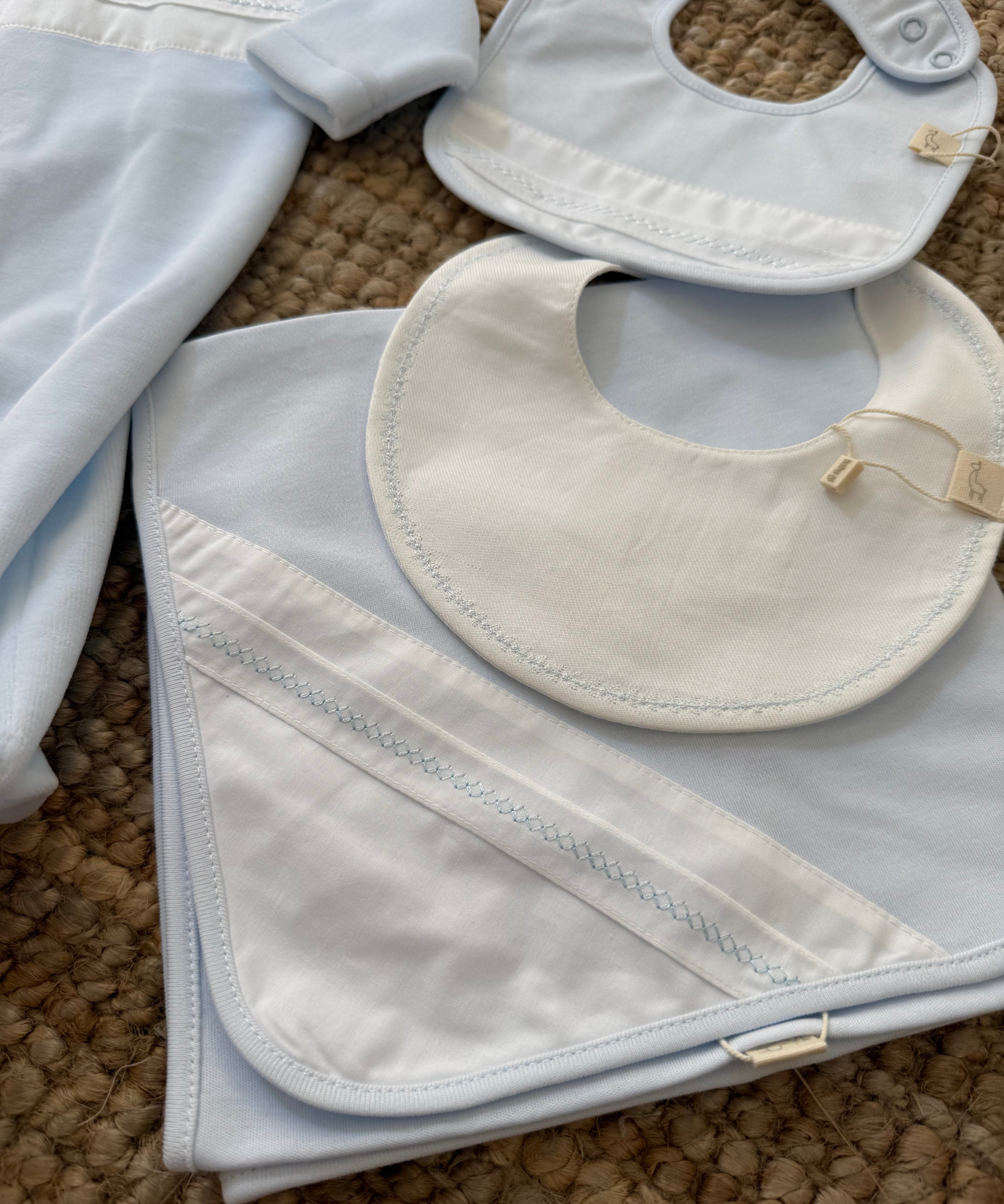 Bavaglino bianco con ricamo BG234 BabyGi