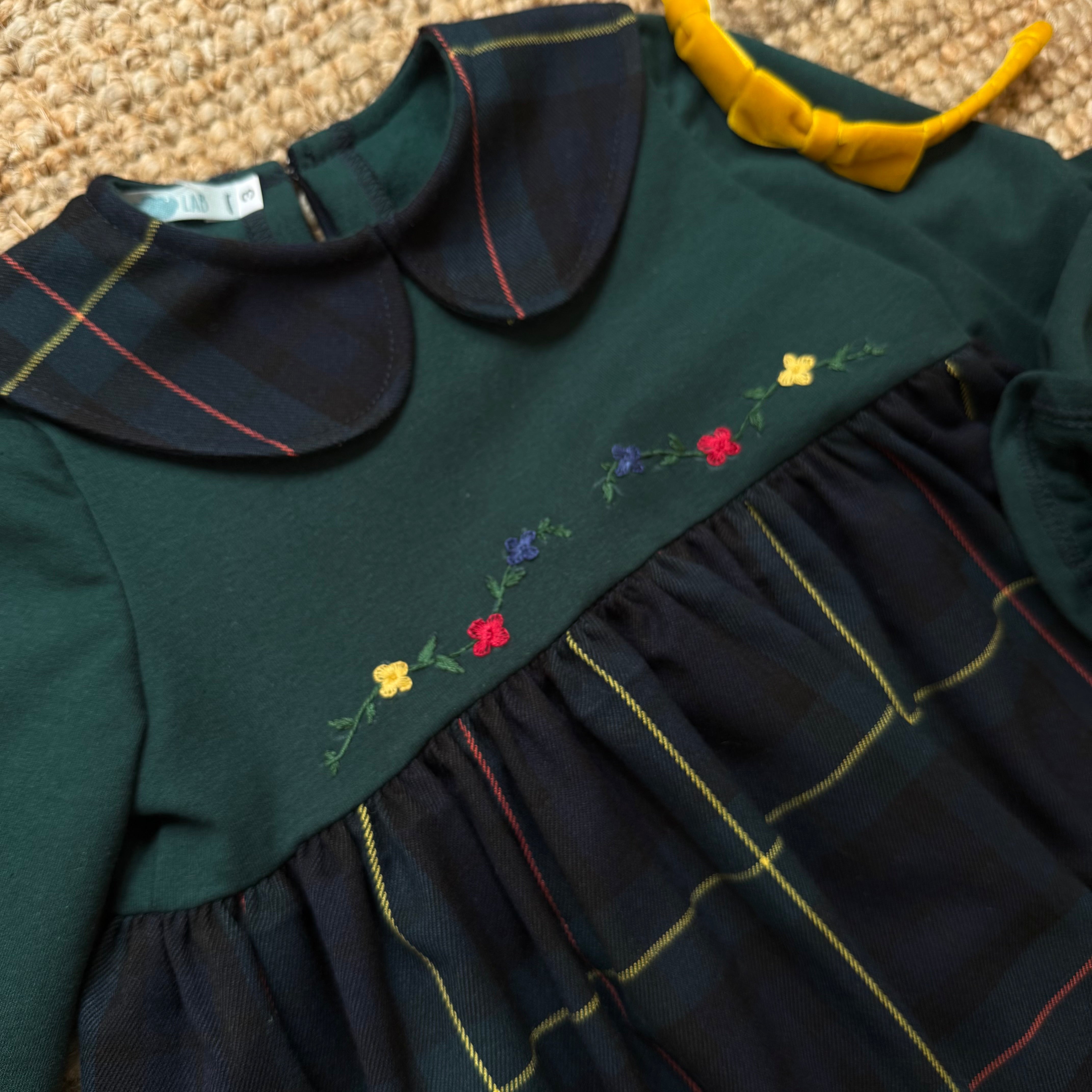 Abito LAB corpetto in felpa ricamato a mano con colletto e gonna tartan blackwatch