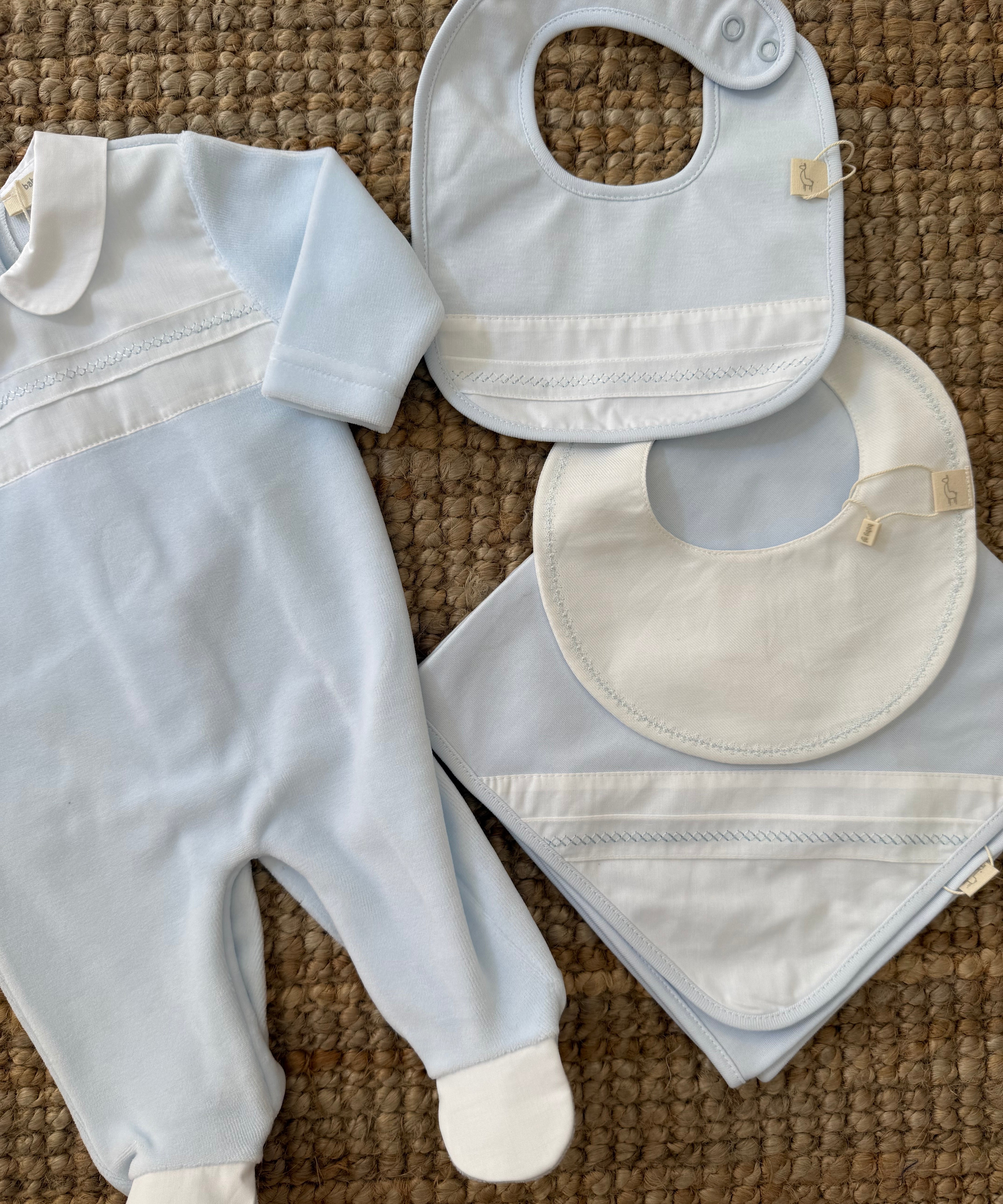 Bavaglino azzurro con ricamo BGP234 BabyGi
