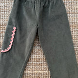 Pantalone Luisa LAB velluto a costine verde oliva con tasca rifinita da serpentina rosa