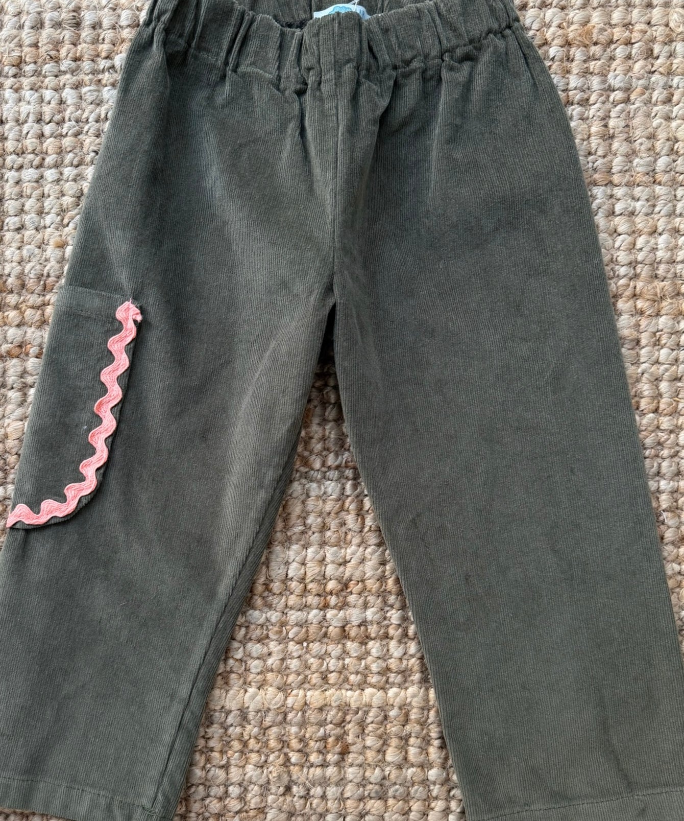 Pantalone Luisa LAB velluto a costine verde oliva con tasca rifinita da serpentina rosa