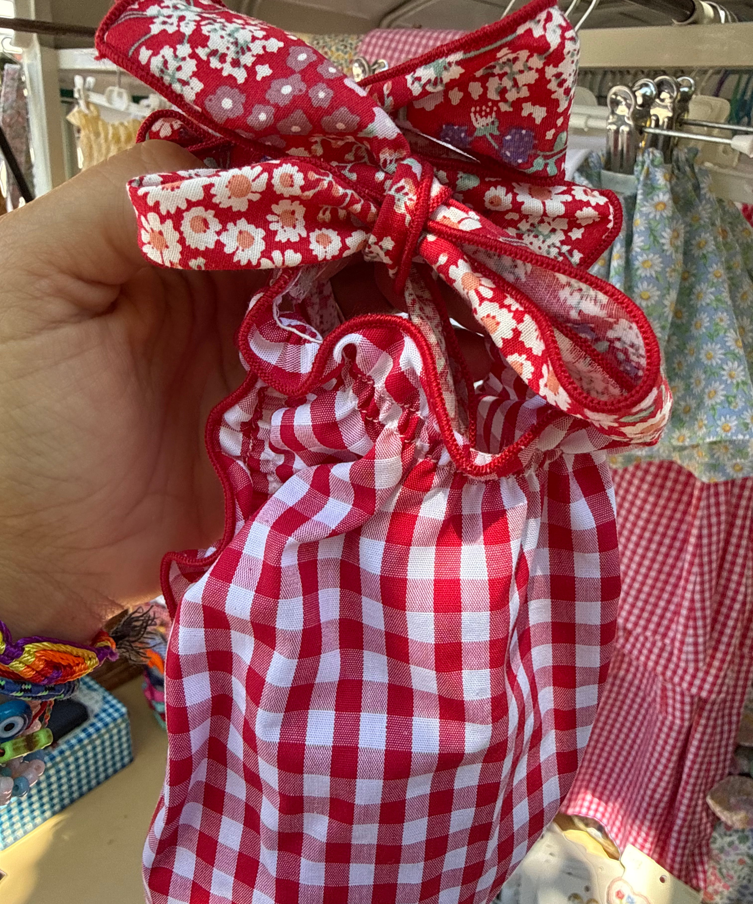 Costume LAB I09 intero in cotone vichy rosso e bianco con fiocchi