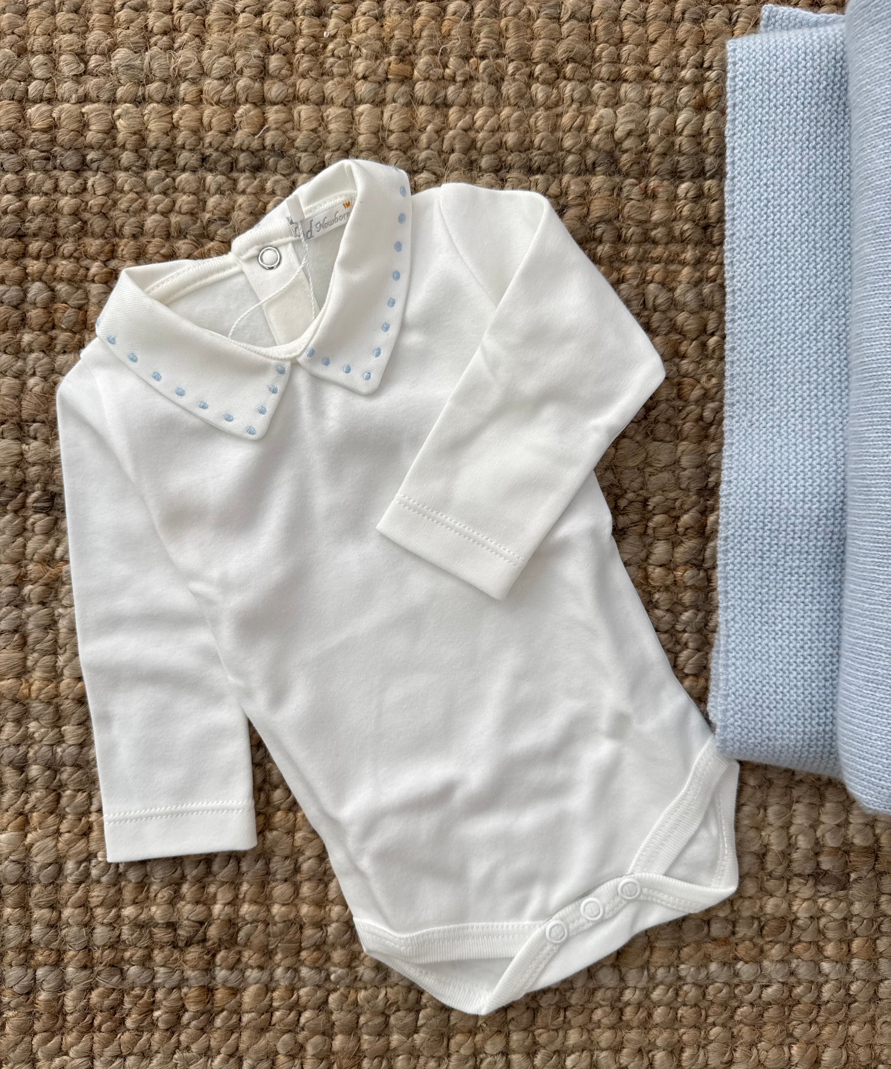 Body newborn colletto a punta ricamo azzurro DK120 DrKid