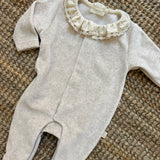 Tutina in ciniglia con colletto frill rifinito in pizzo RND532G