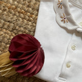 Polo LAB con colletto cappe piquet fiori toni neutri ricamati a mano