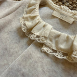 Tutina in ciniglia con colletto frill rifinito in pizzo RND532G