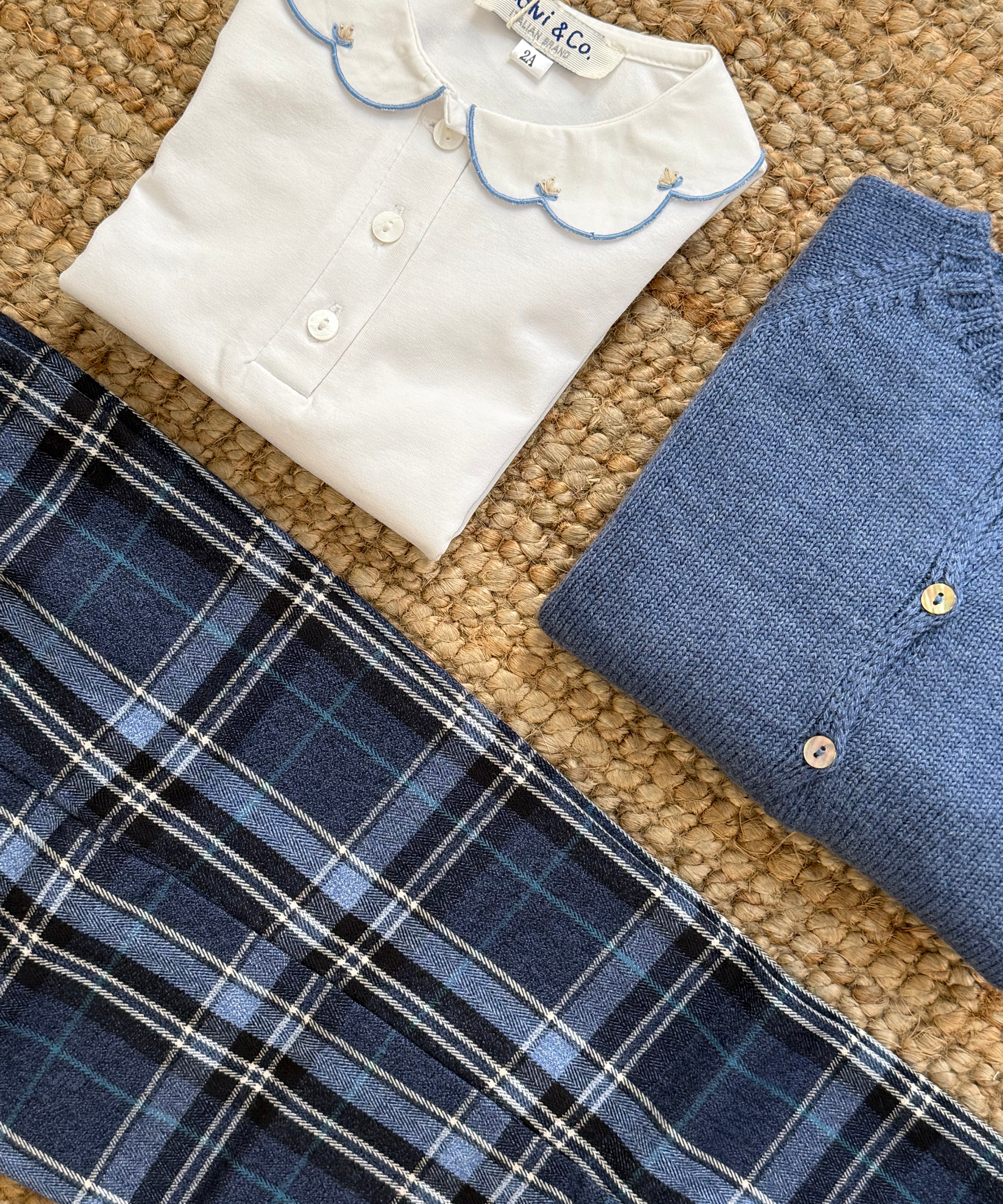 Polo con colletto ricamato a mano profili azzurro Malvi F26M026CAJJ