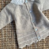 Completo spezzato moulinè beige e fiocco con colletto sangallo Dr Kid DK131