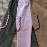 Pantalone Luisa LAB velluto a costine verde oliva con tasca rifinita da serpentina rosa
