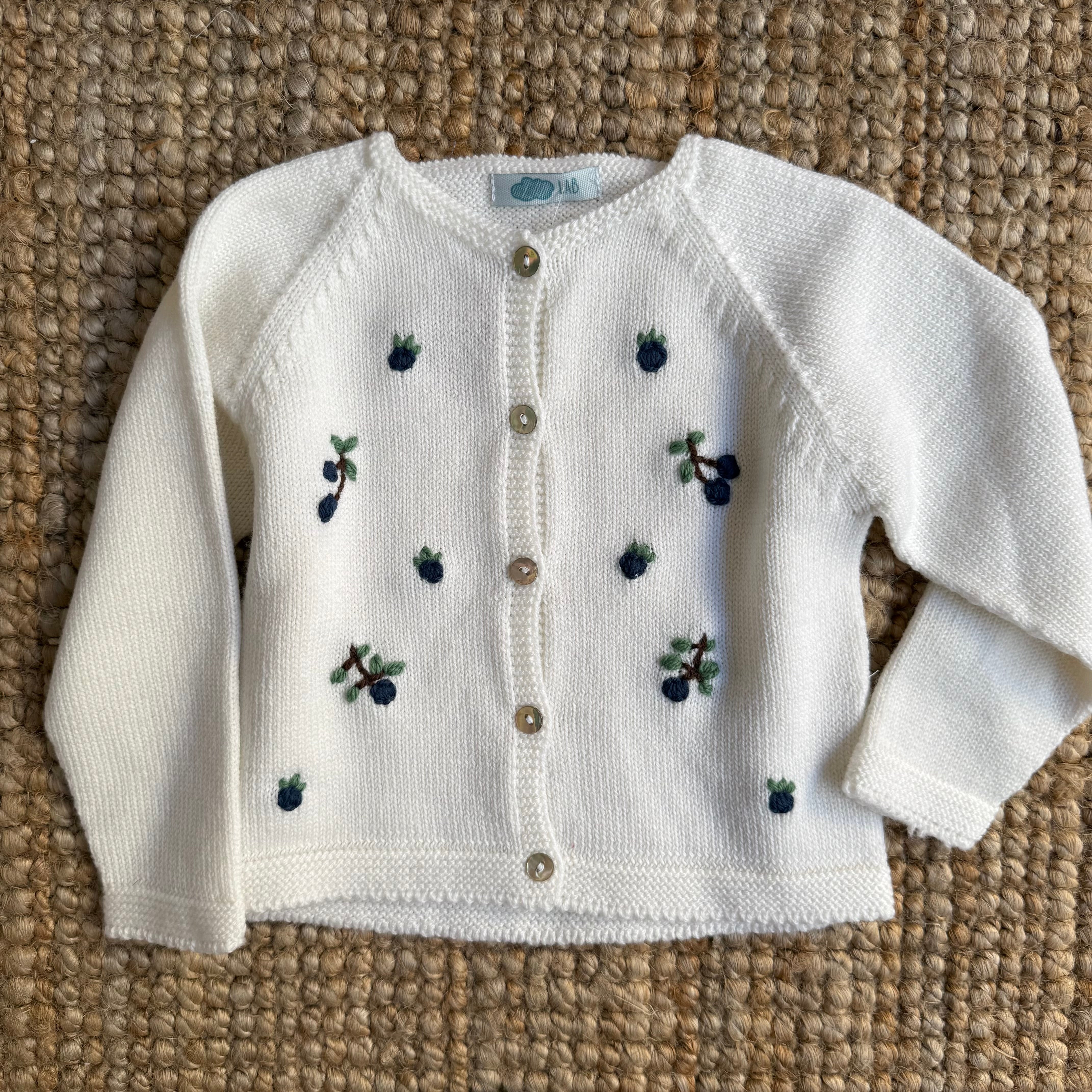 Cardigan latte con ricamo a mano bacche Mi Lucero x LA NUVOLA LAB 24064