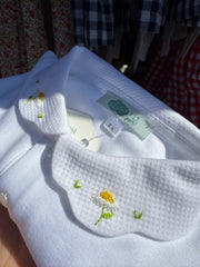Polo LAB Claudia bianco con collo petalo piquet ricamato margherite