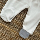 Tutina spezzata in ciniglia latte con dettaglio spigato polvere WY55B