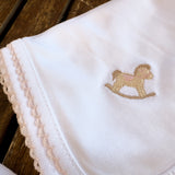 Copertina bianco con profilo e cavallino a dondolo ricamato rosa R10