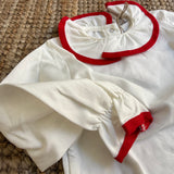 Polo latte con colletto Pierrot profilo rosso