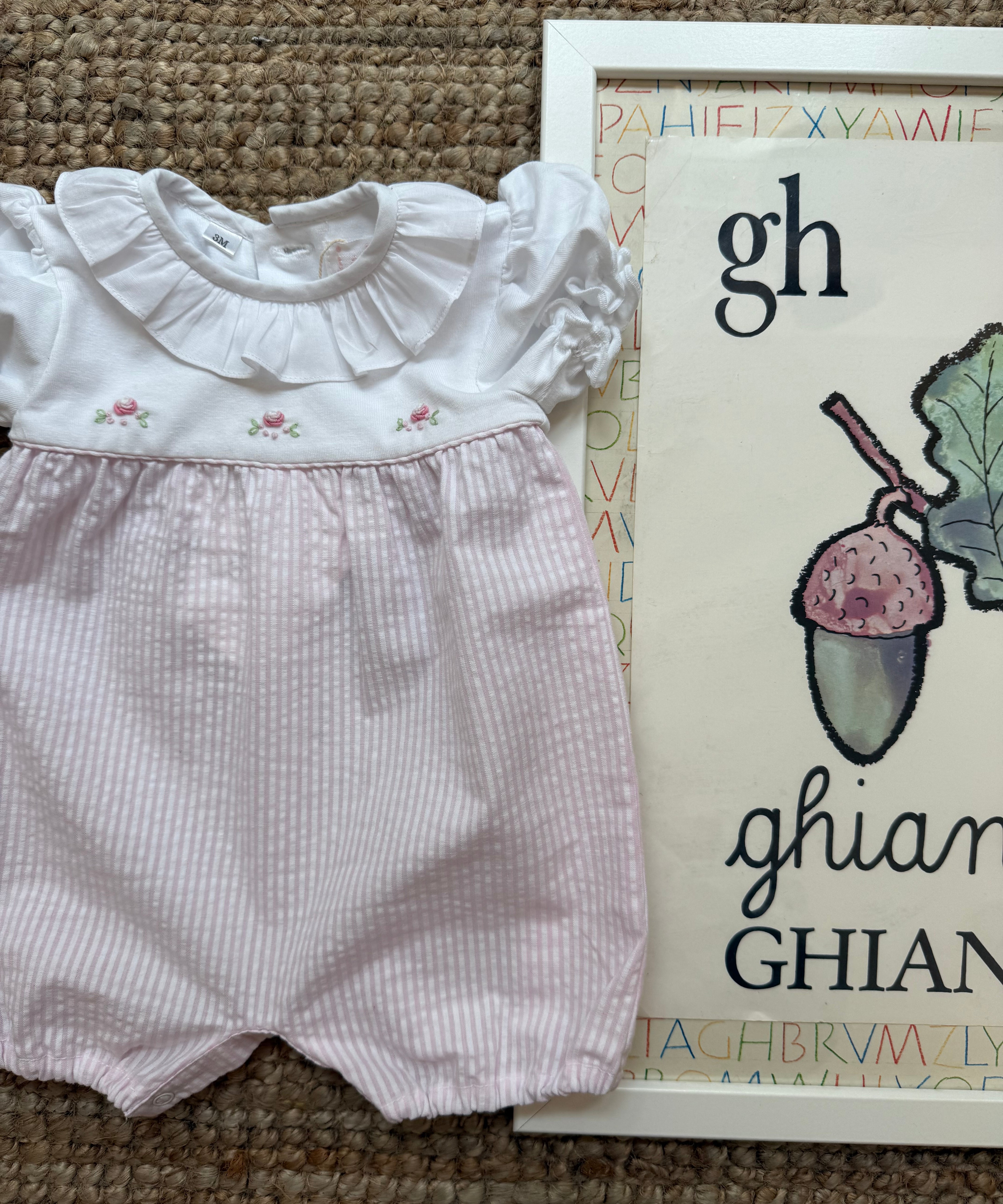 Pagliaccetto in jersey a righe goffrate rosa e bianco con ricamo Malvi & Co S26N159TURR