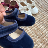 Scarpine da culla in velluto blu con bottone Batilas B1251