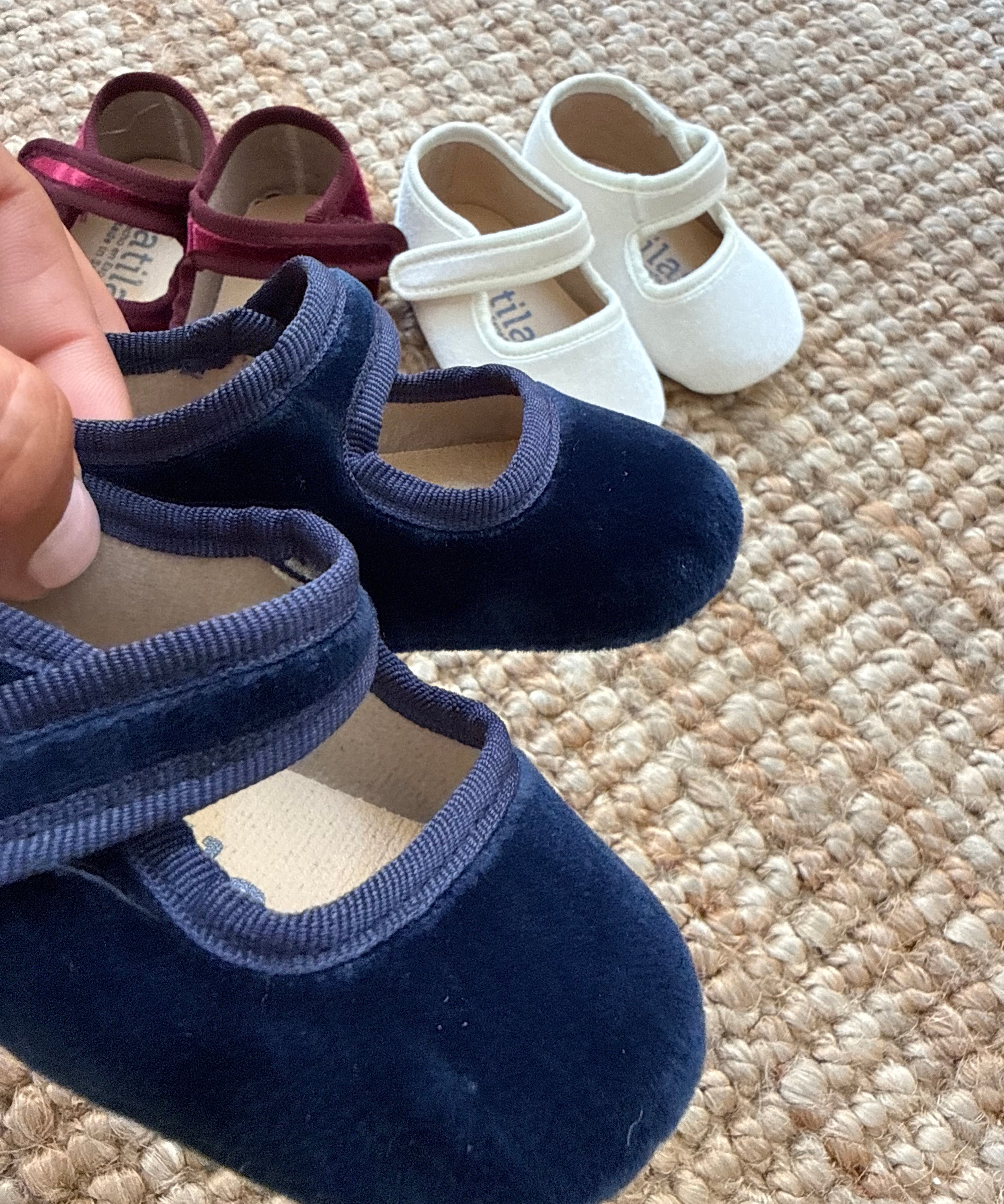 Scarpine da culla in velluto blu con bottone Batilas B1251