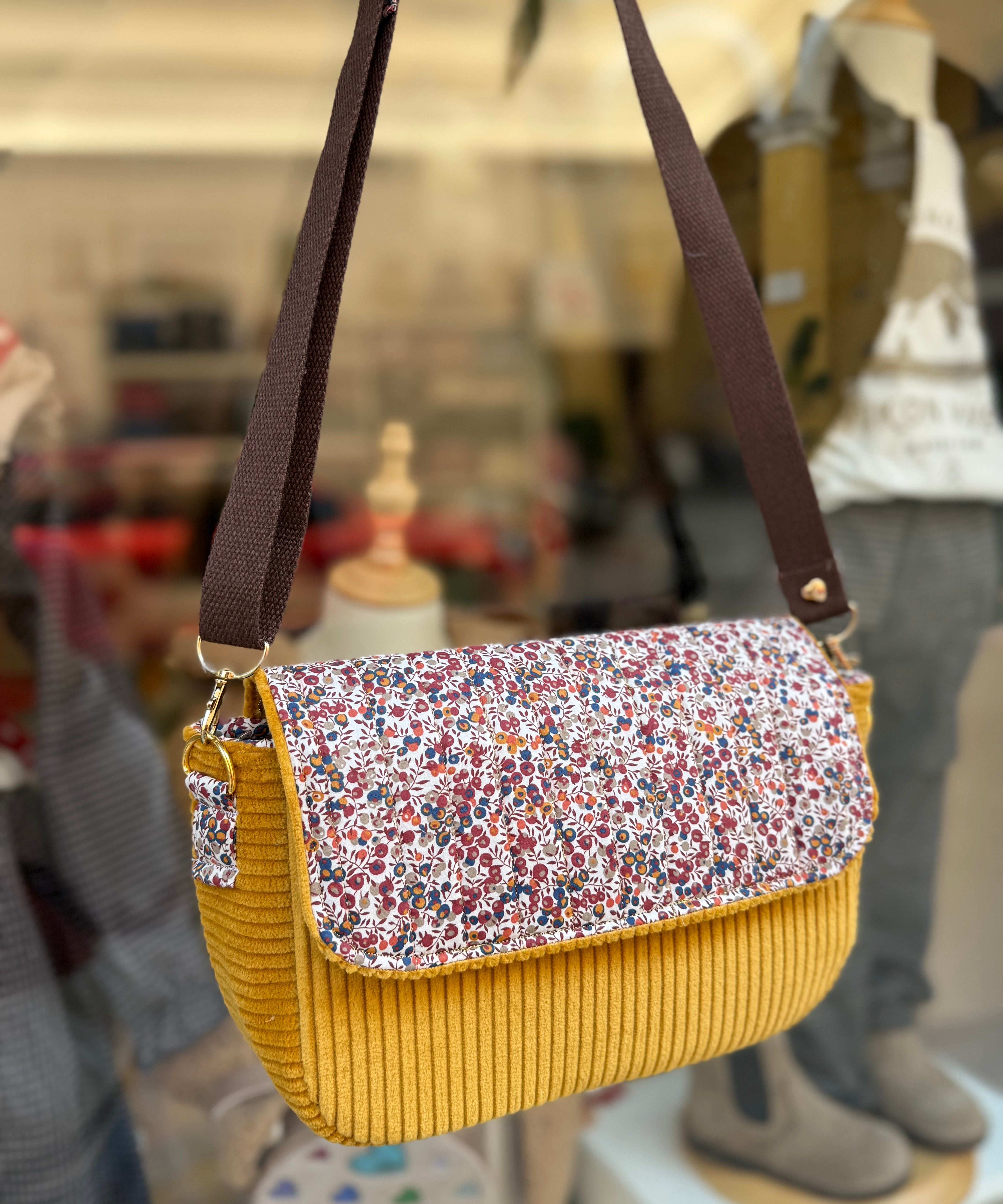 Tracolla patchwork LAB velluto cannella + bacche e fiorellini