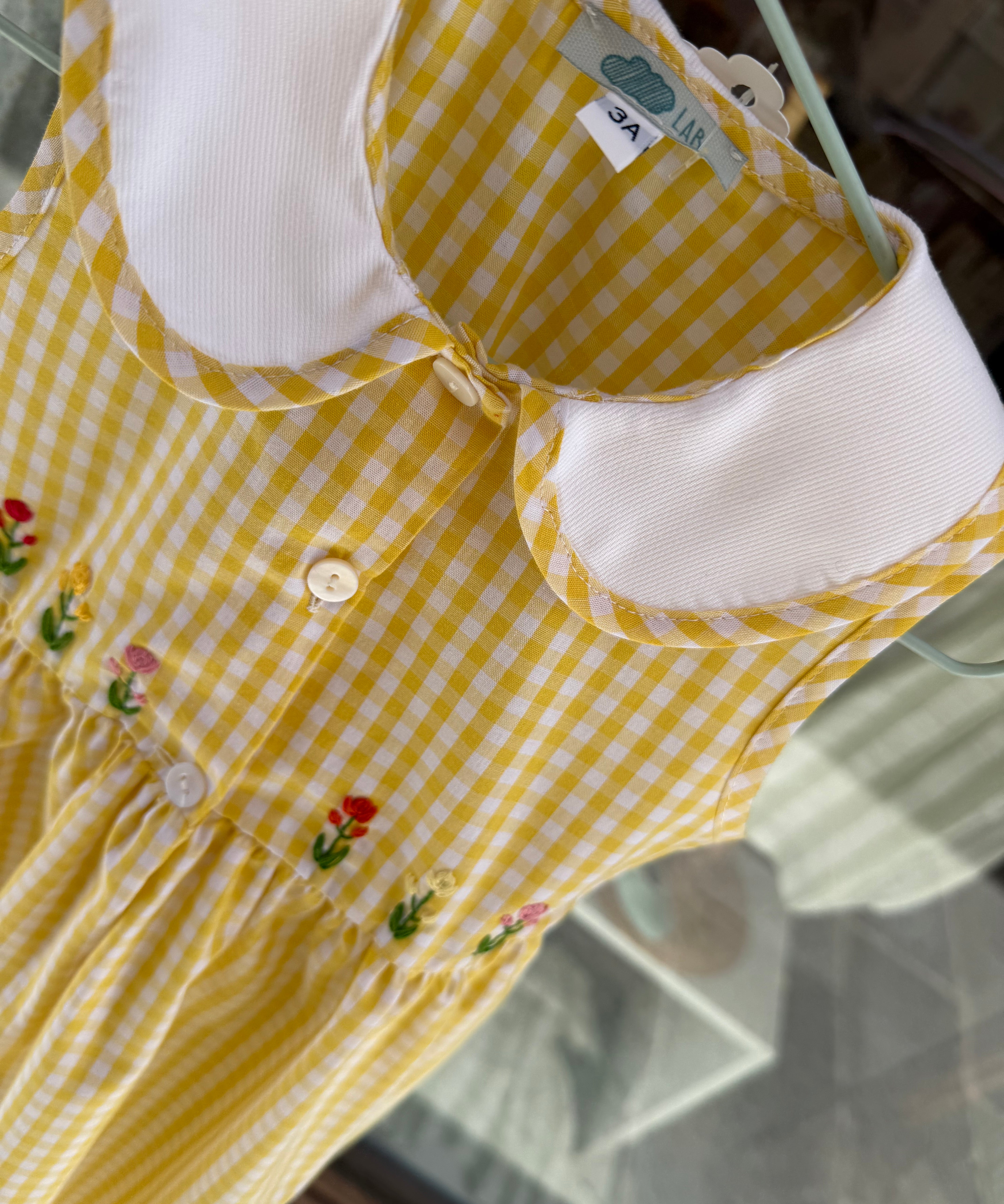 Abito LAB vichy giallo e bianco con fiorellini ricamati a mano