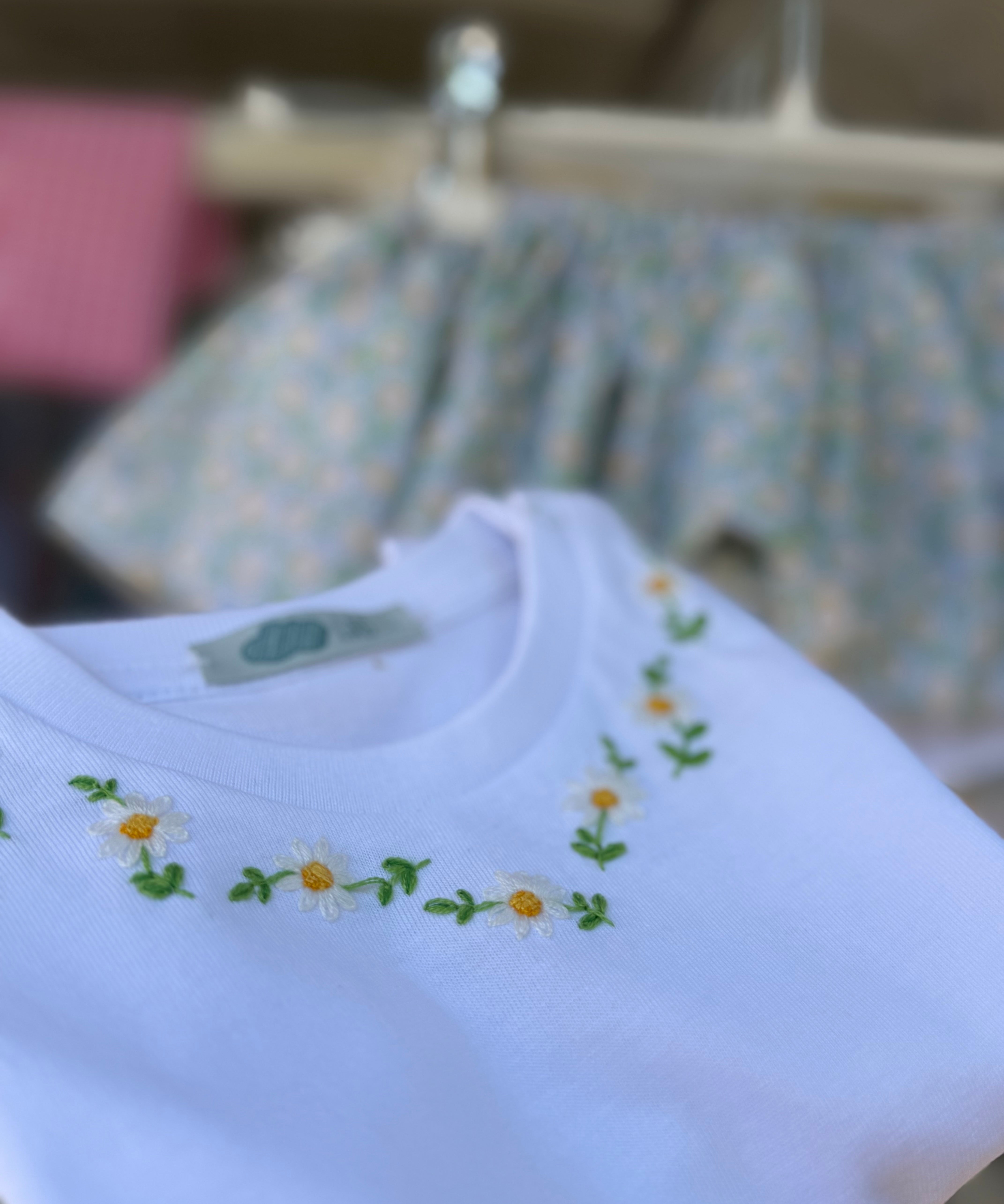 T-shirt LAB mezza manica ricamata a mano margherite