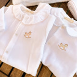 Tutina in ciniglia bianco con profilo e cavallino a dondolo ricamato azzurro RH53B